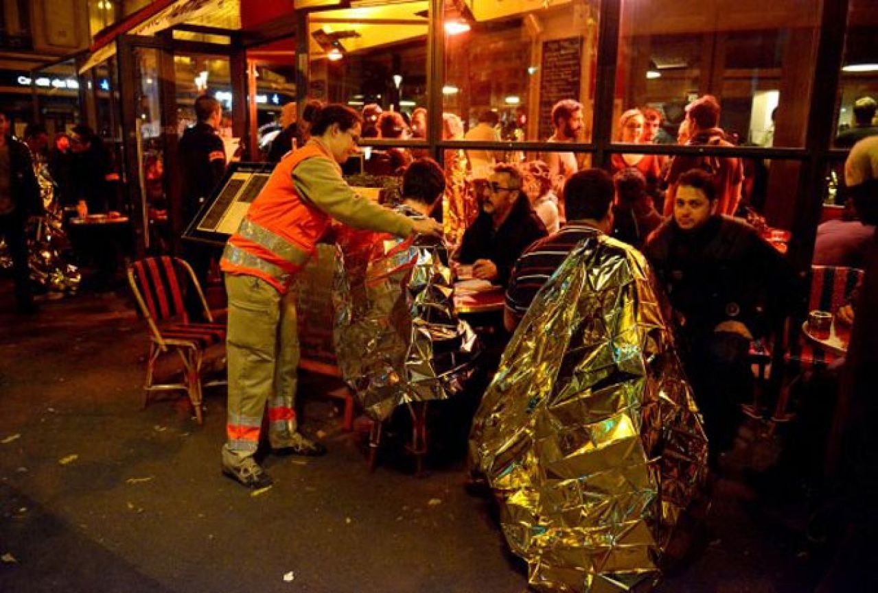 Tri tjedna nakon pokolja napadnuti pariški bar ponovno otvara svoja vrata