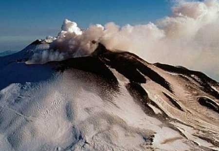 https://storage.bljesak.info/article/140884/450x310/vulkan-etna.jpg