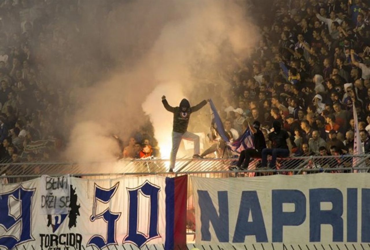 Ružne scene kao uvertira u derbi: Torcida stigla s hladnim oružjem