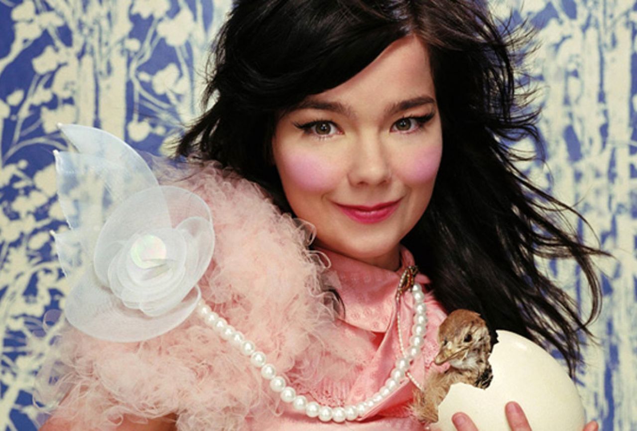 Björk snimila spot za pjesmu "Mouth Mantra" u svojim ustima