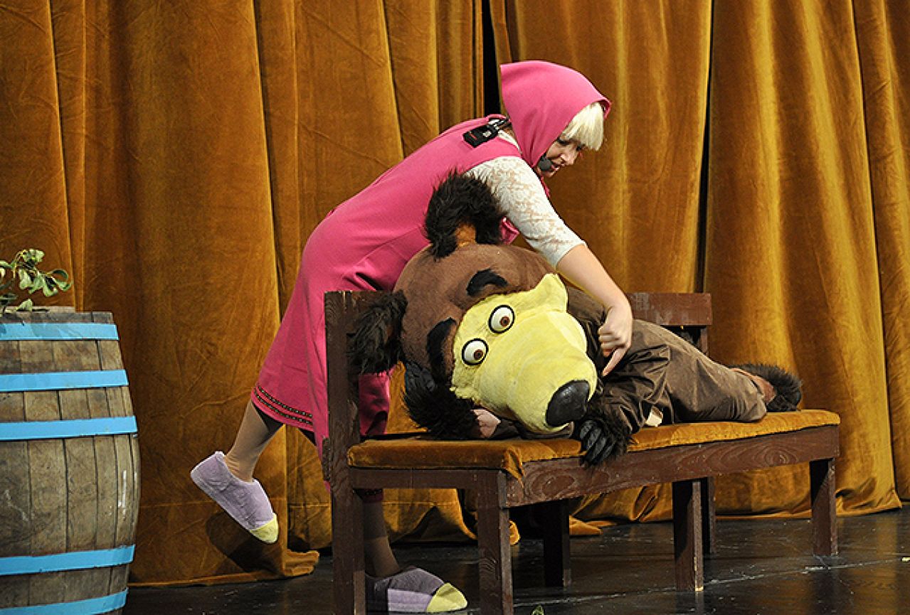 Mostarski mališani uživali u predstavi "Maša i medvjed"