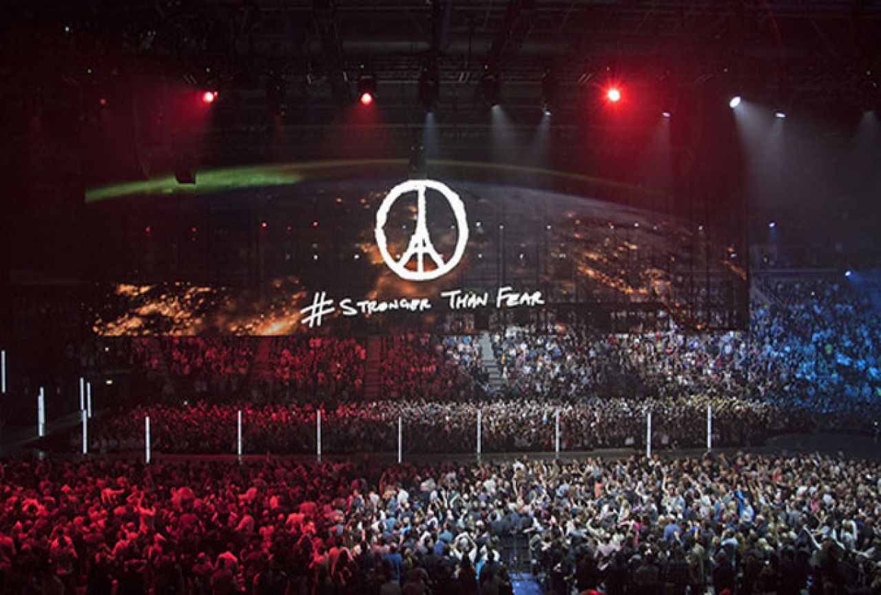 U2 u Parizu održao koncert u sjećanje na žrtve terorističkog napada