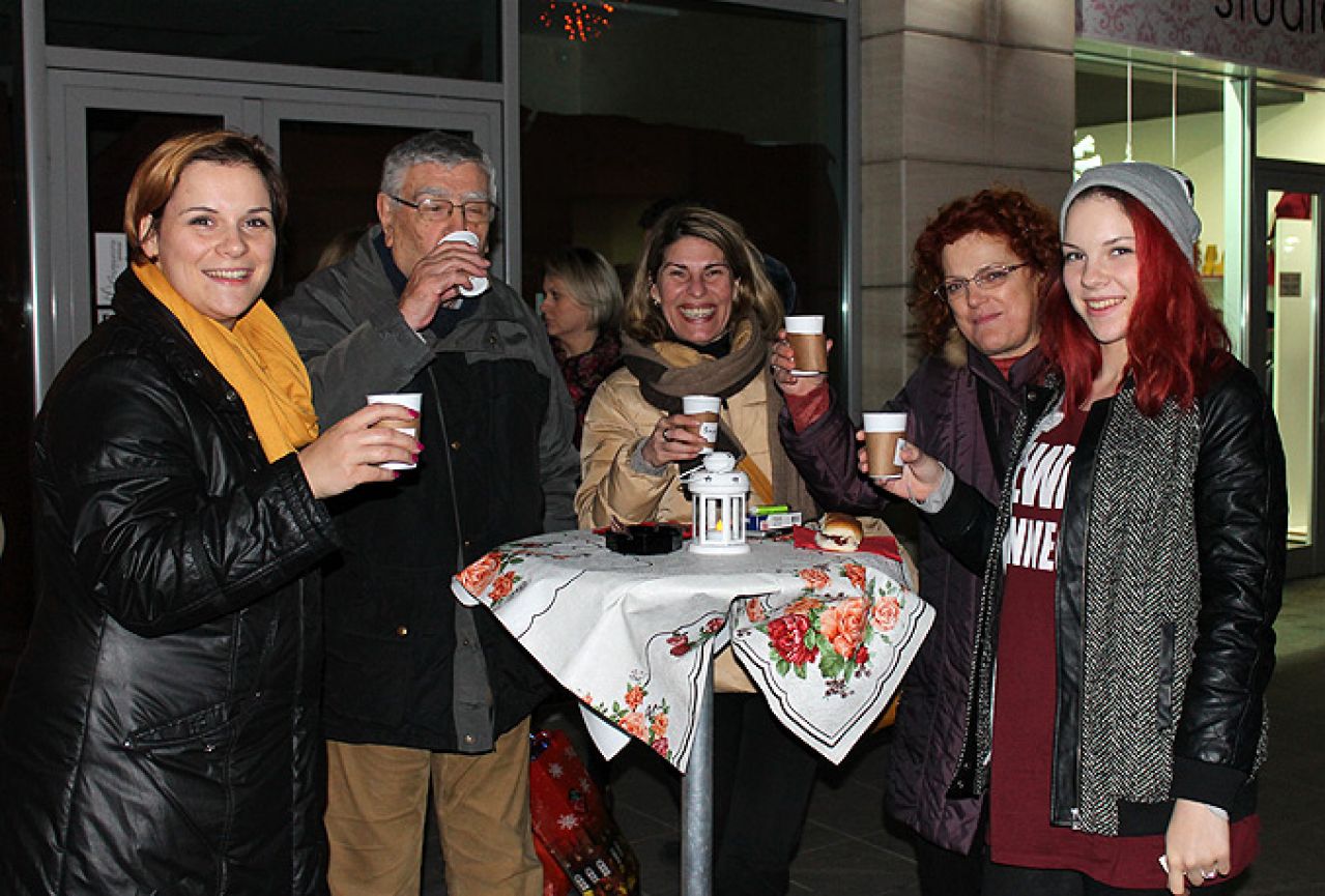 Rondovanje vraća božićni duh u Mostar