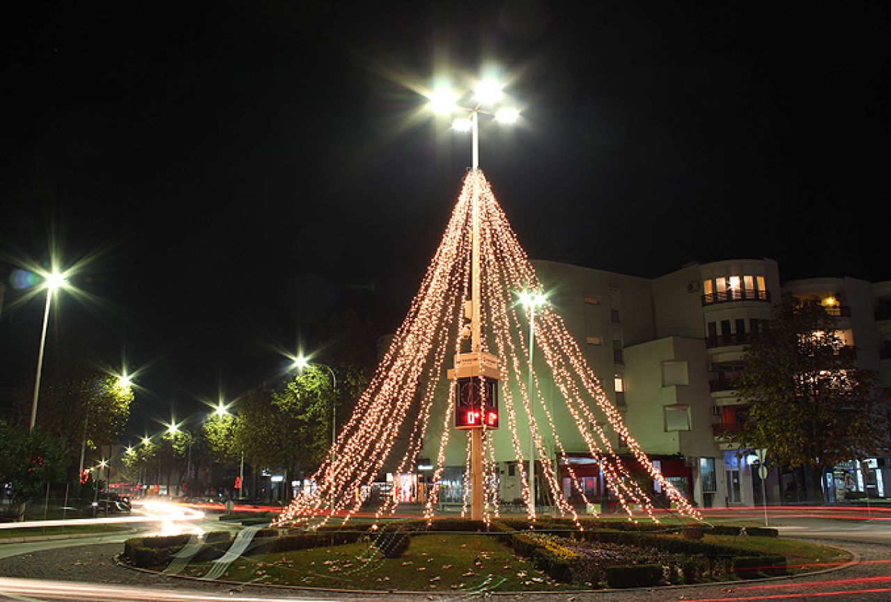 Božićna čarolija: Čapljina jedan od rijetkih okićenih gradova u Hercegovini