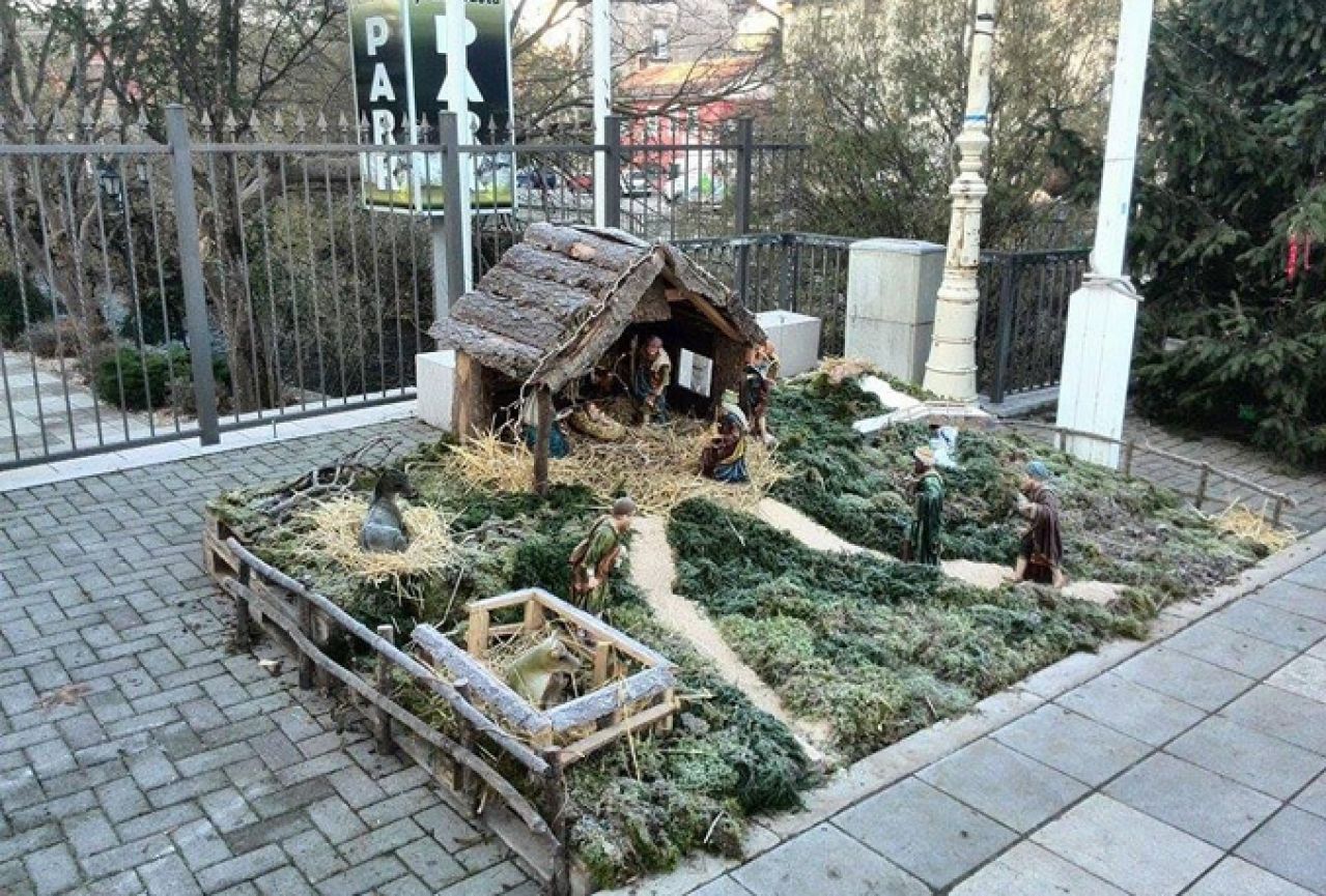 U središtu Širokog Brijega postavljene božićne jaslice