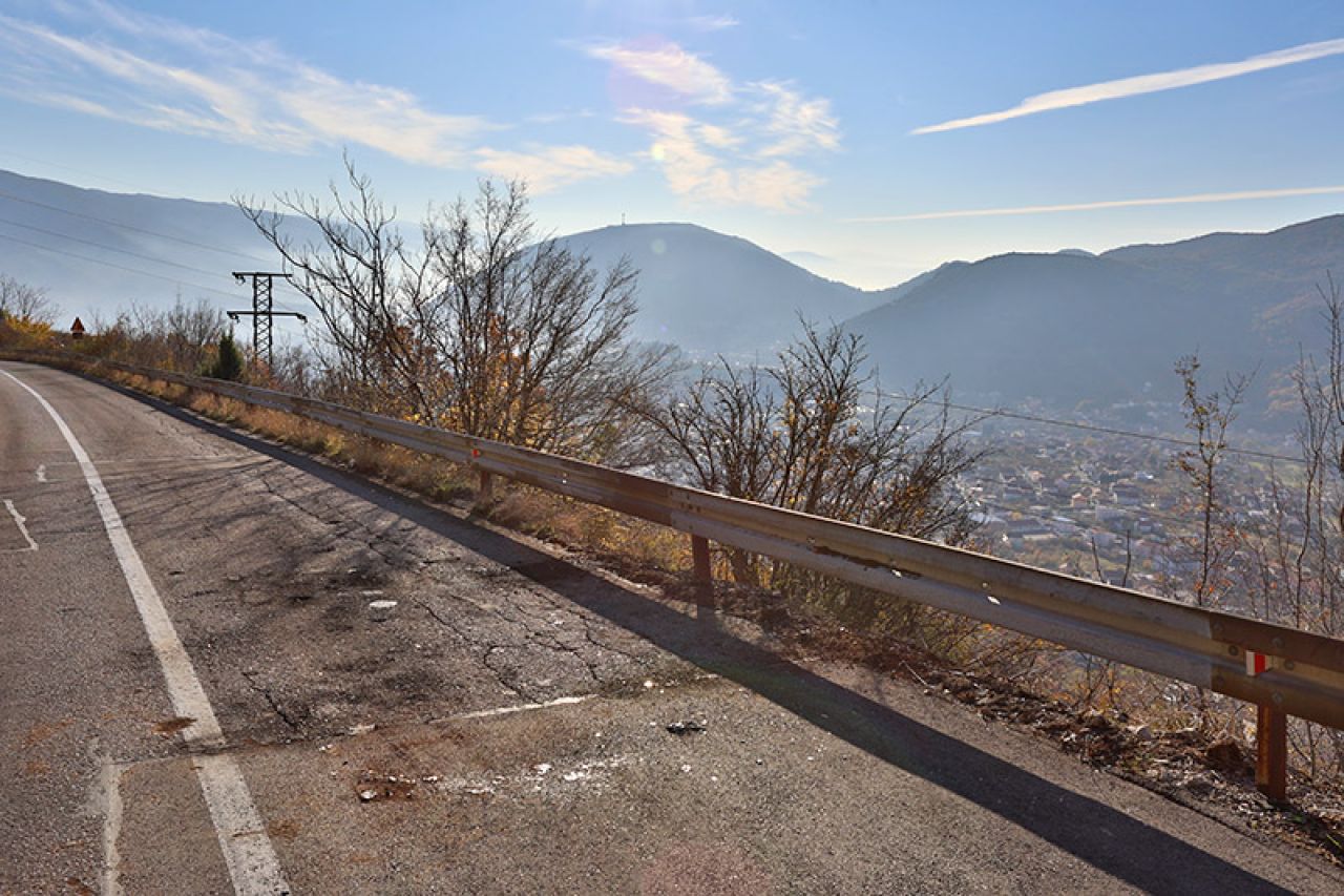 Mostar: Automobil izgorio u vožnji; Požar na devastiranom objektu