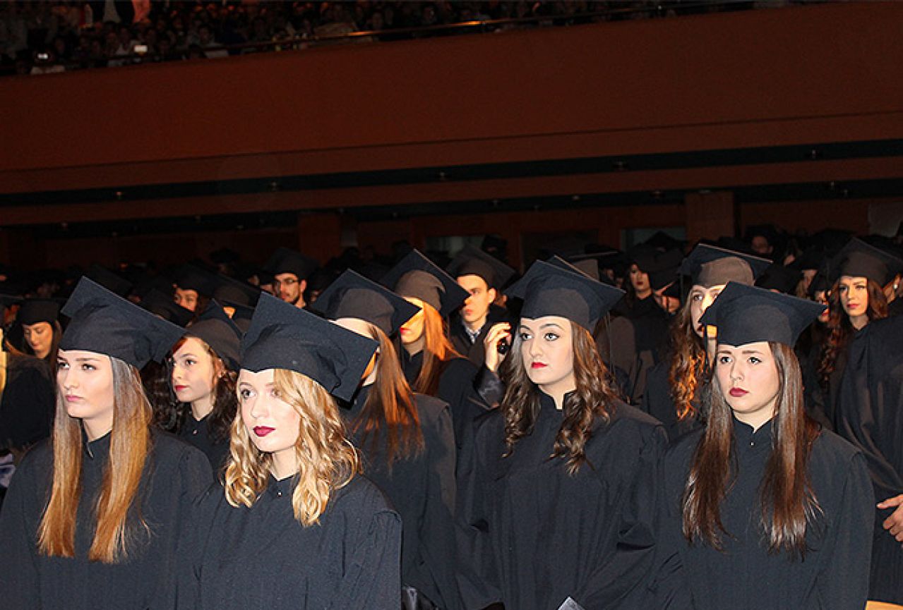 Mostar: Uručene diplome uz želje da brzo nađu posao