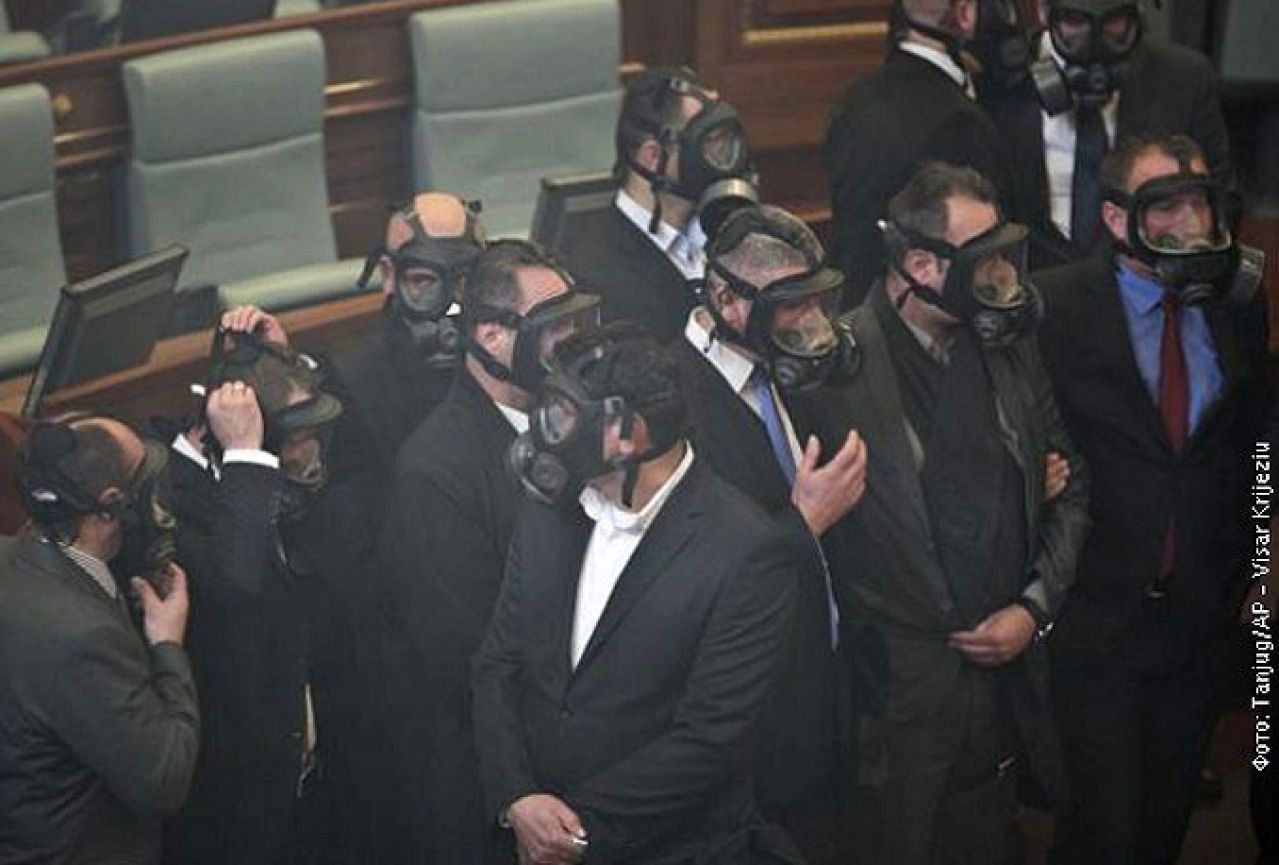 Kosovo: Nakon dva suzavca, opozicija baca kamenje na Parlament