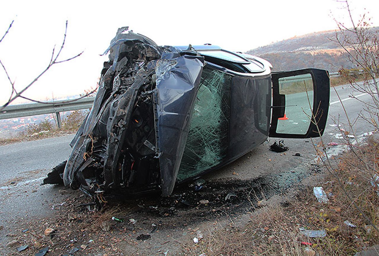Mostar: Automobilom udario u brdo i prevrnuo se