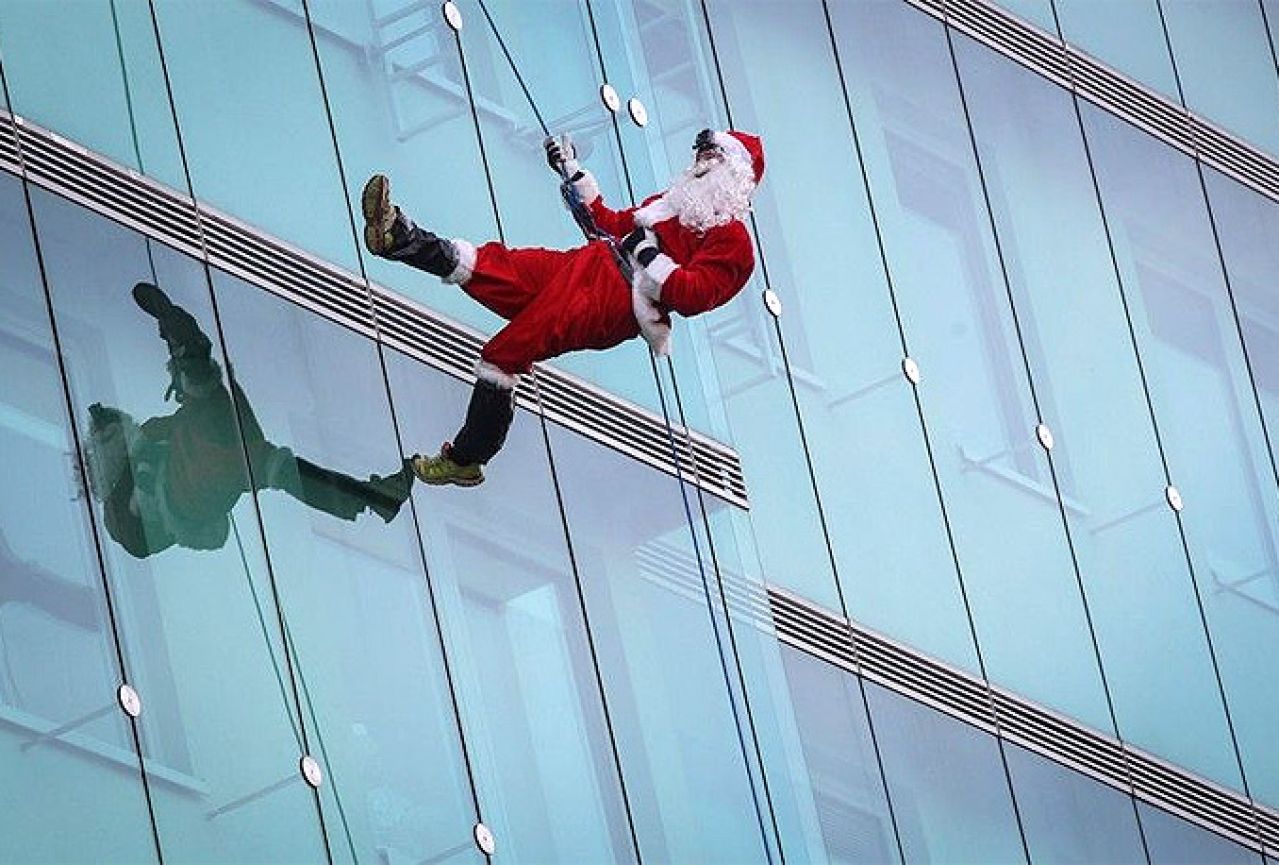 Djed Božićnjak će se spustiti sa zgrade i obradovati malene Mostarce