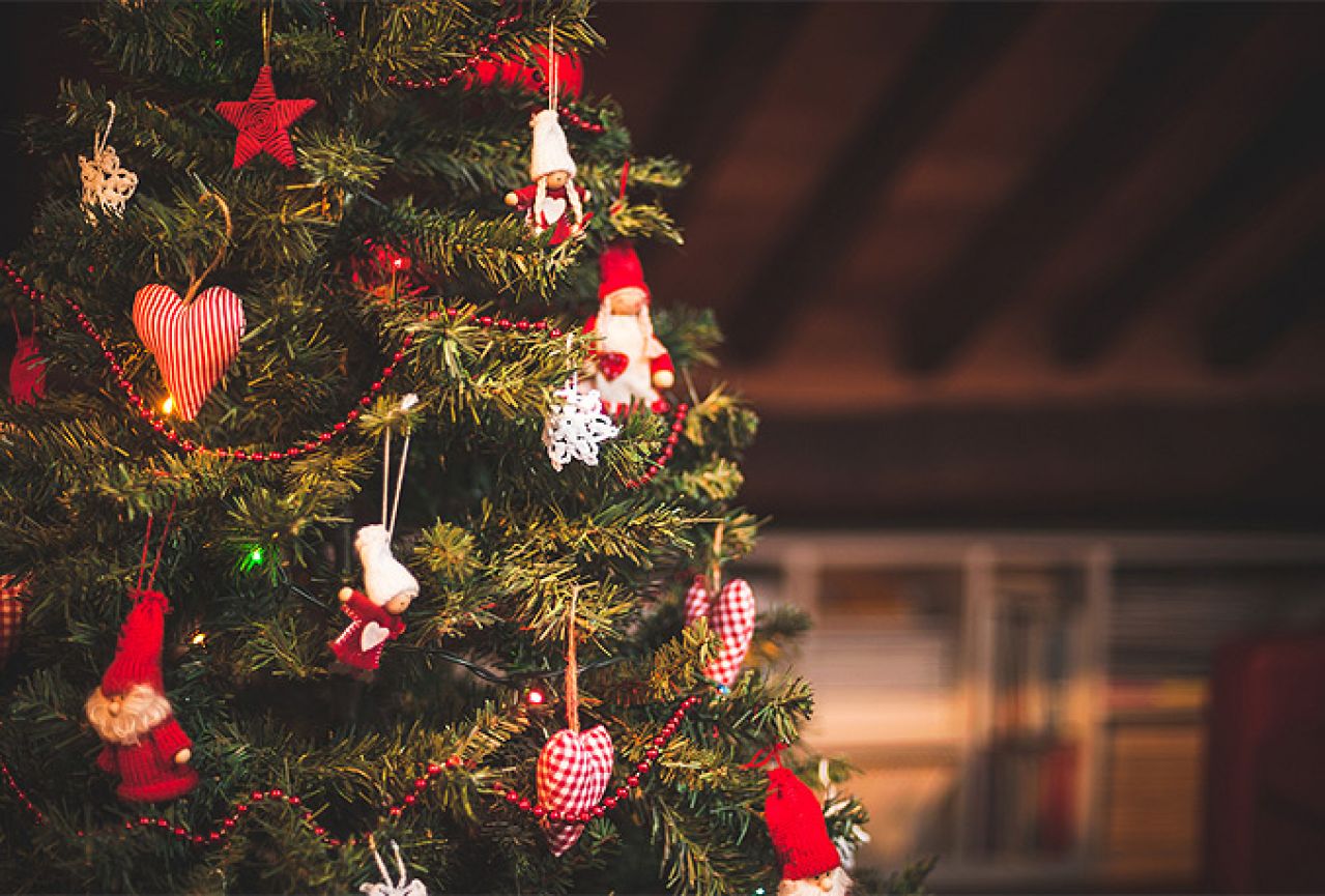 Znate li zašto kitimo božićno drvce?
