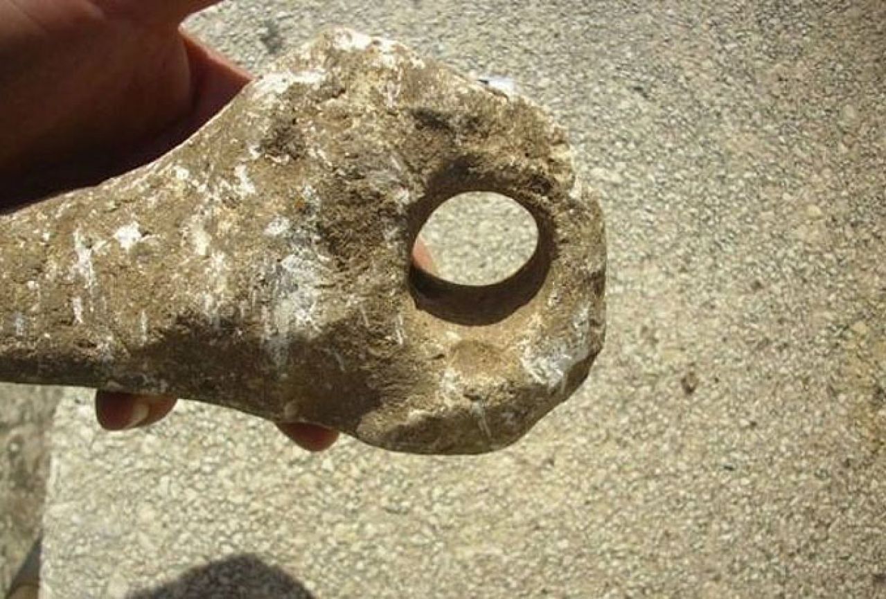 Senzacionalno otkriće u Tomislavgradu: Pronađena kamena sjekira iz brončanoga doba!