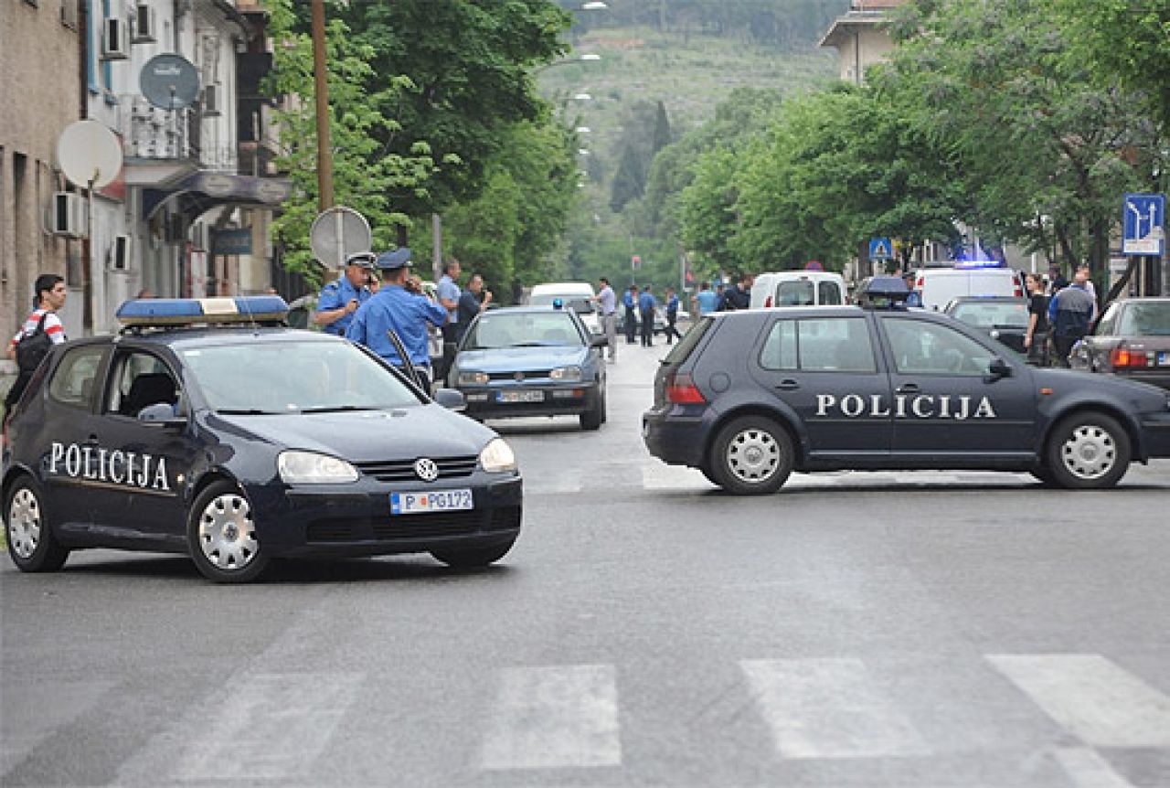 Mladić pucao ispred banke, prijetio policiji pa zapalio auto