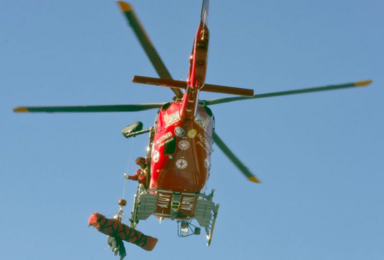 Stravičan pad skijaša: Mayer helikpterom prevezen u bolnicu