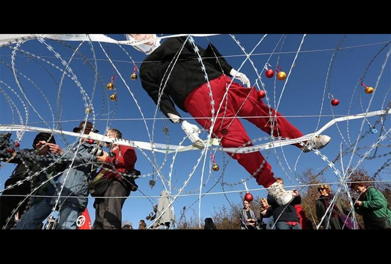 Prosvjed stanovnika protiv žilet-žice: Preko ograde odigrana odbojkaška utakmica