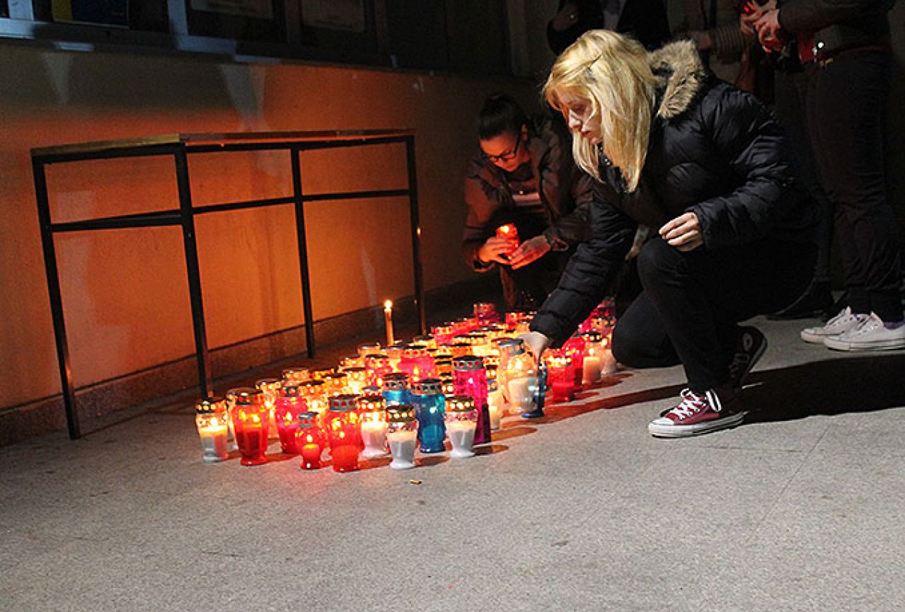 Studenti zapalili svijeće za tragično preminule kolege