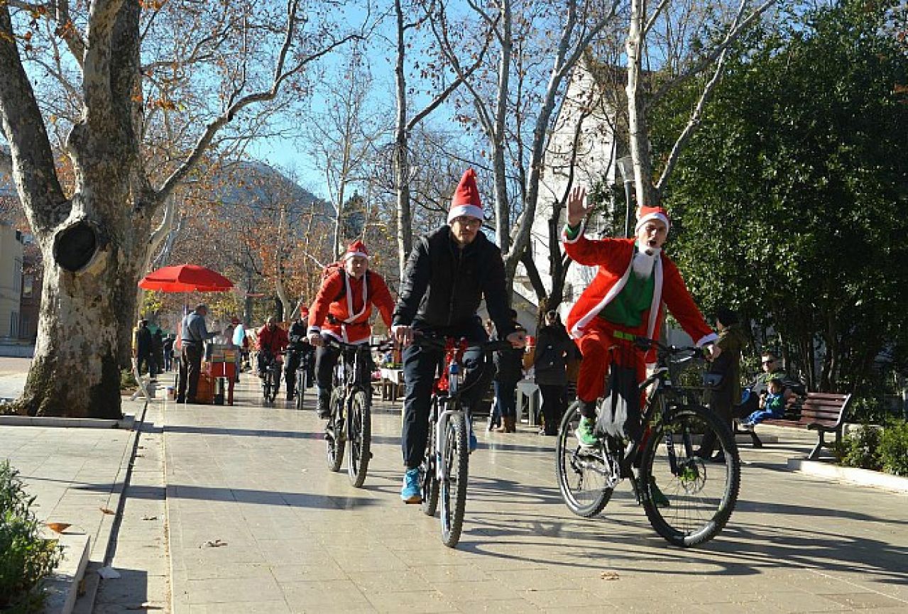 Djedovi Božićnjaci na biciklima 'okupirali' Mostar 
