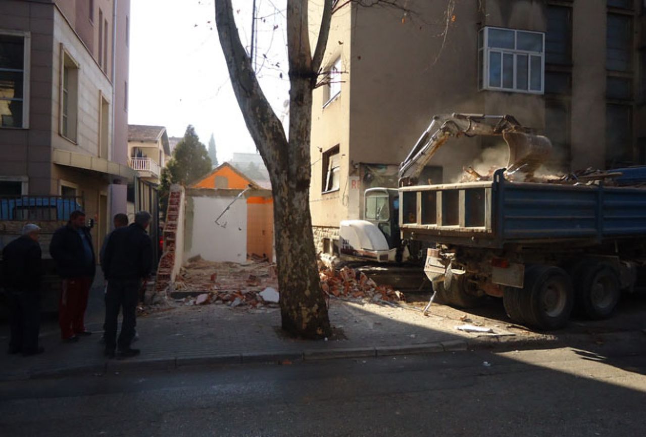 Nastavlja se rušenje bespravnih objekata u Mostaru