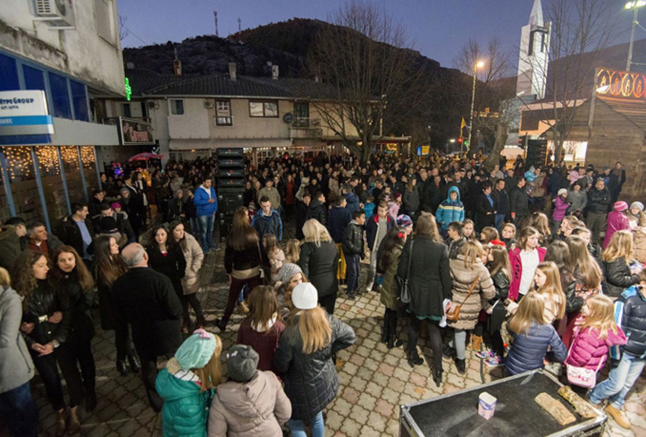 Stočani uživali u tradicionalnom Adventskom koncertu na otvorenom