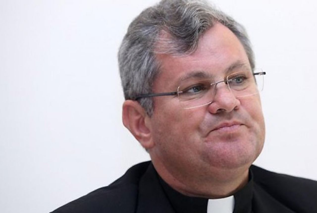 Biskup 'opleo' po Petrovu, pa ugasio profil na Facebooku