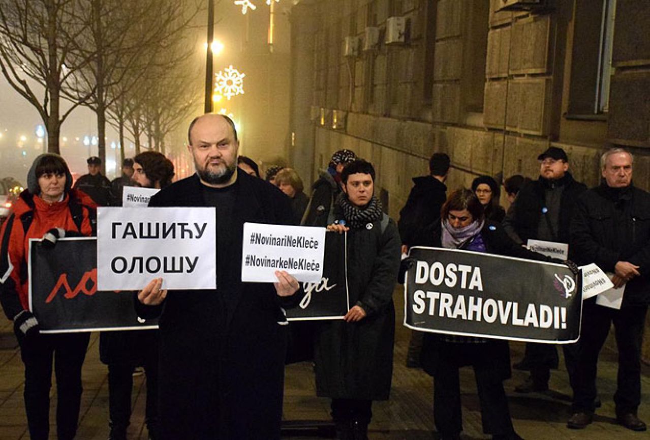 Novinari ne kleče: Novosadska "sedma sila" traži ostavku ministra obrane Srbije