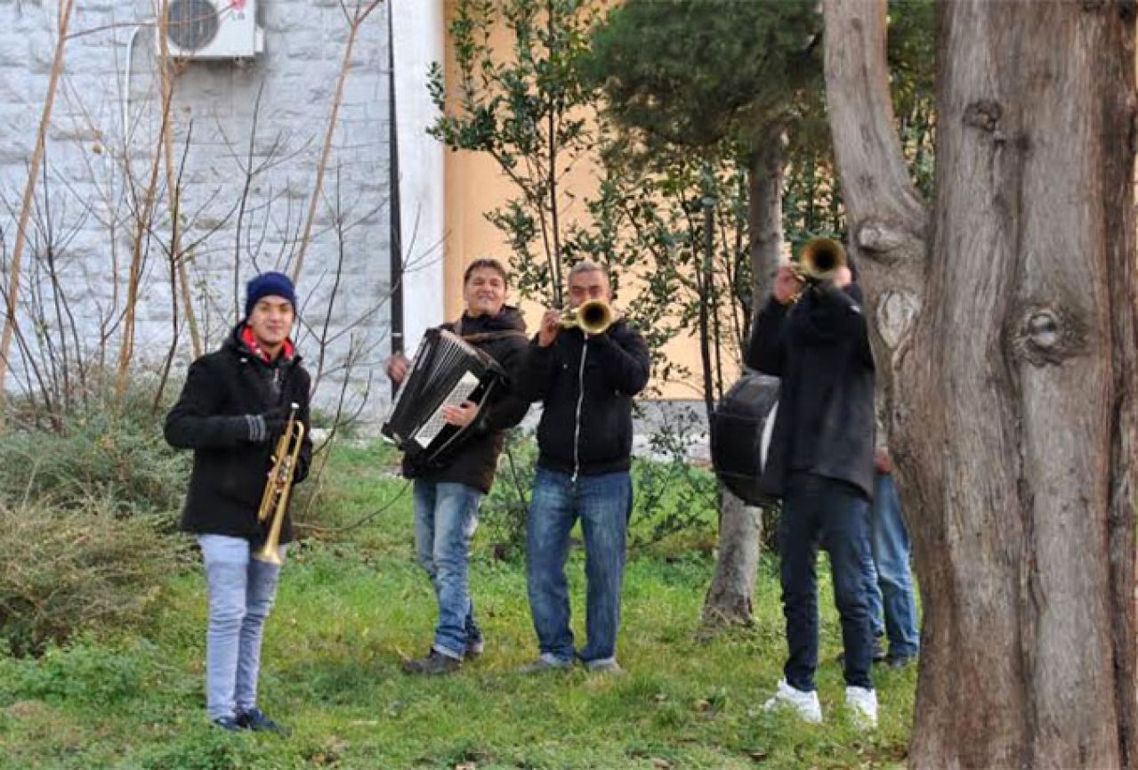 [VIDEO] Badnji dan u Mostaru ne može proći bez zvuka trube