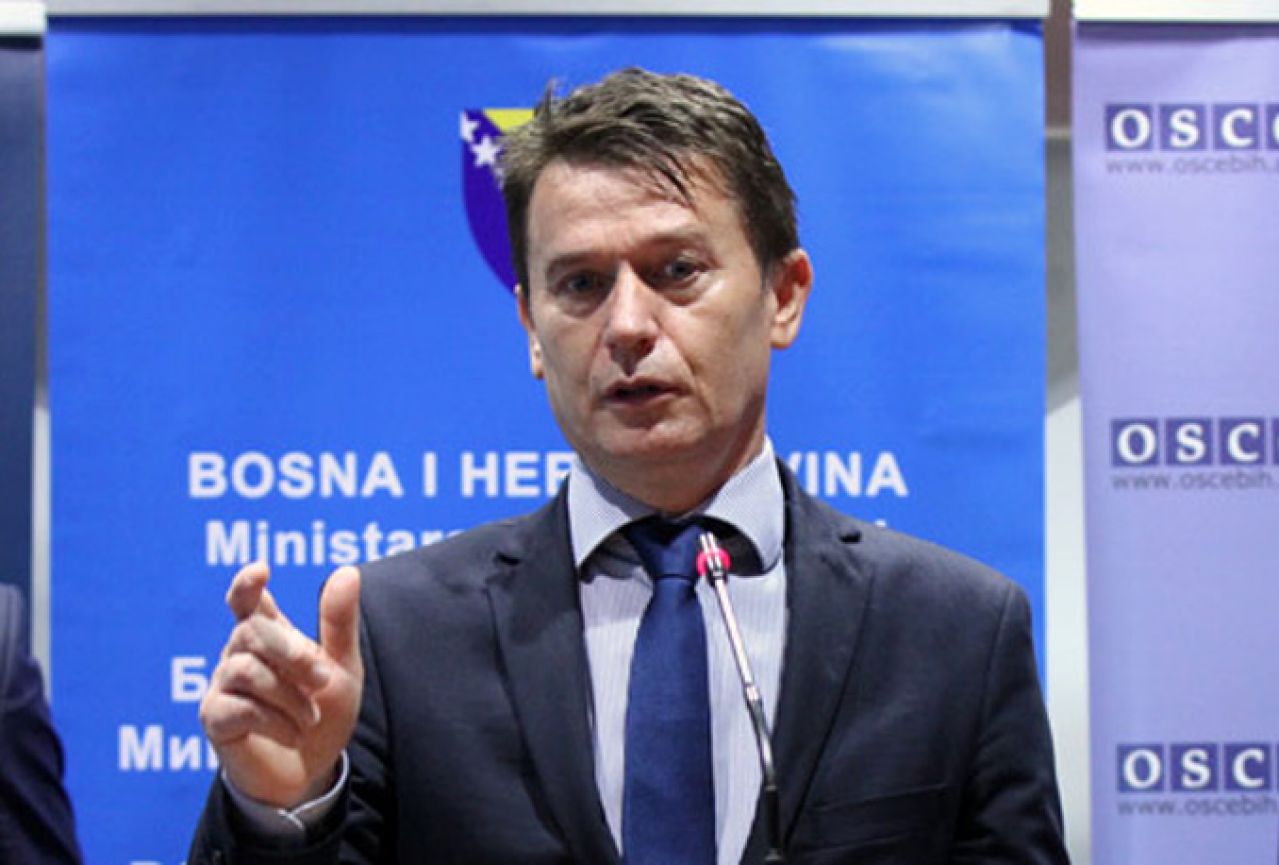 Krešić: Ne očekujemo ukidanje bezviznog režima za BiH