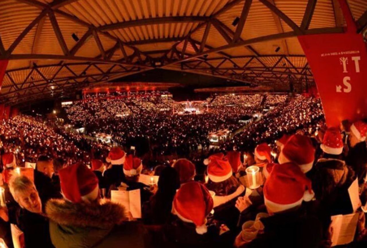 30.000 navijača na stadionu proslavilo Božić pjevajući božićne pjesme