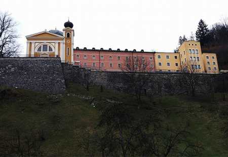 https://storage.bljesak.info/article/143170/450x310/fojnicki-samostan-fojnica.jpg