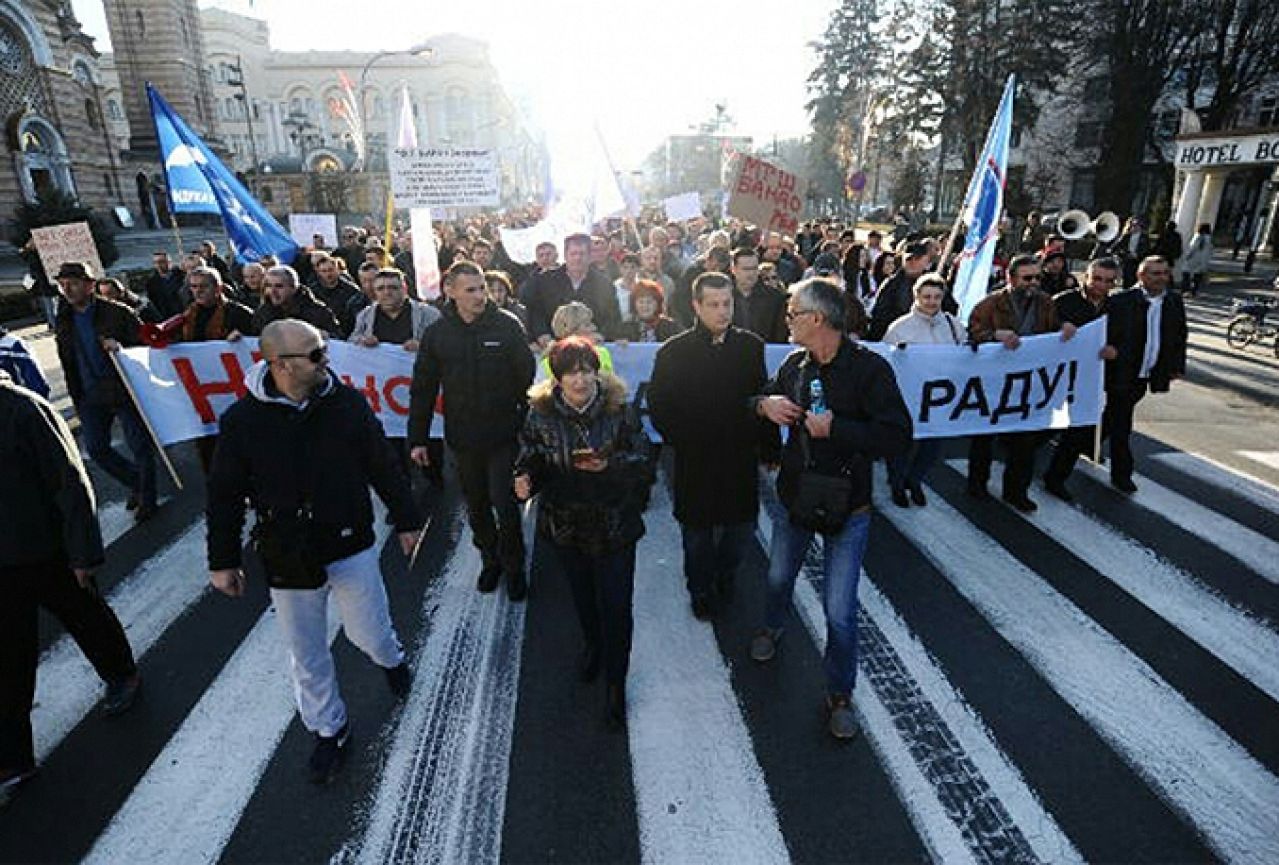 Opći kaos: Osiguranje iznijelo iz Skupštine predsjednicu Saveza sindikata RS-a 