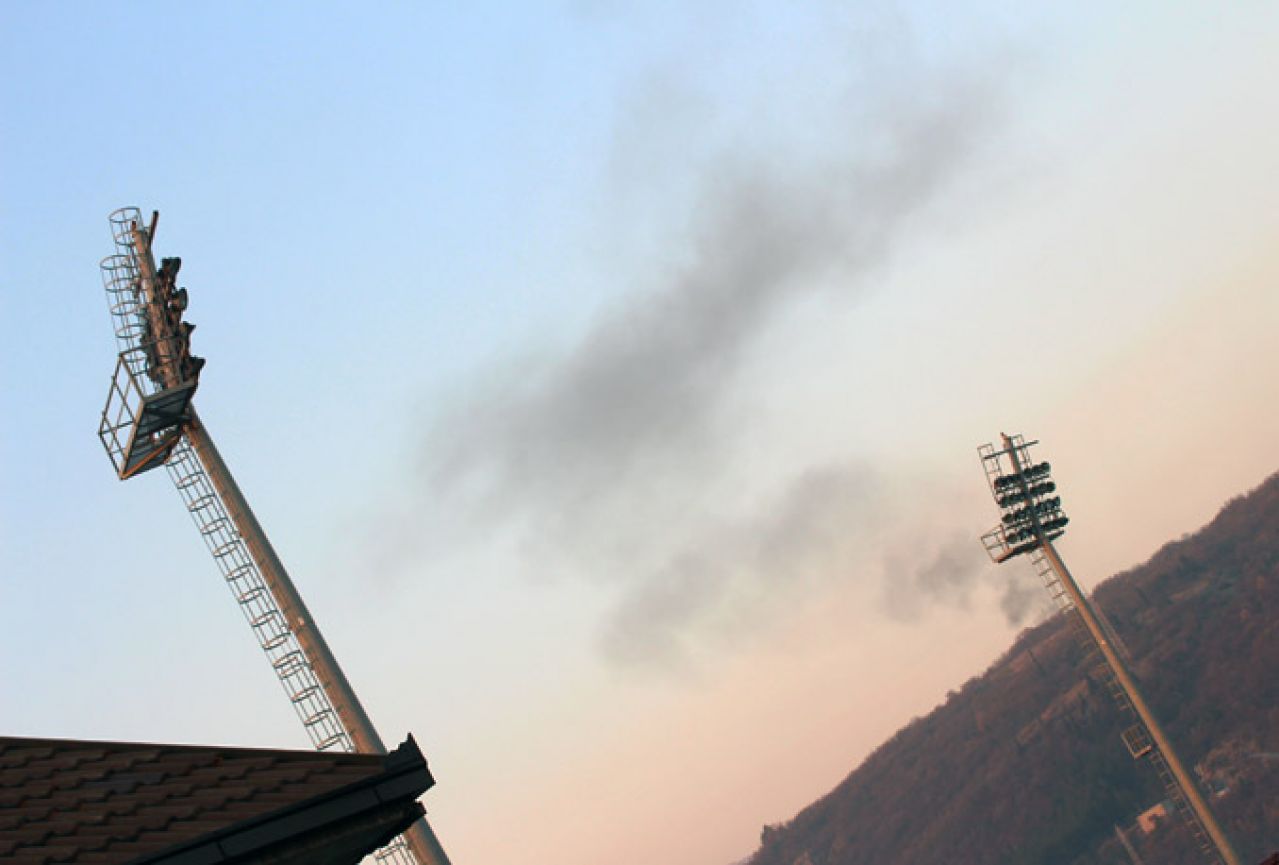 Široki Brijeg: Opet gorilo na Bošnjakovom brdu, vatrogasci spasili kuću