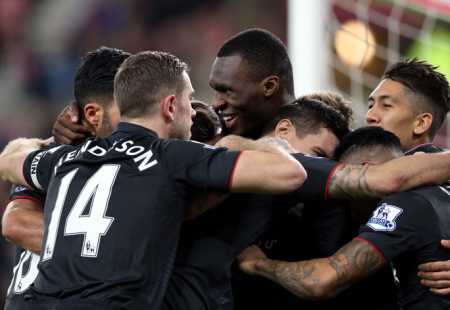 https://storage.bljesak.info/article/143599/450x310/benteke-lfc-slavlje.jpg