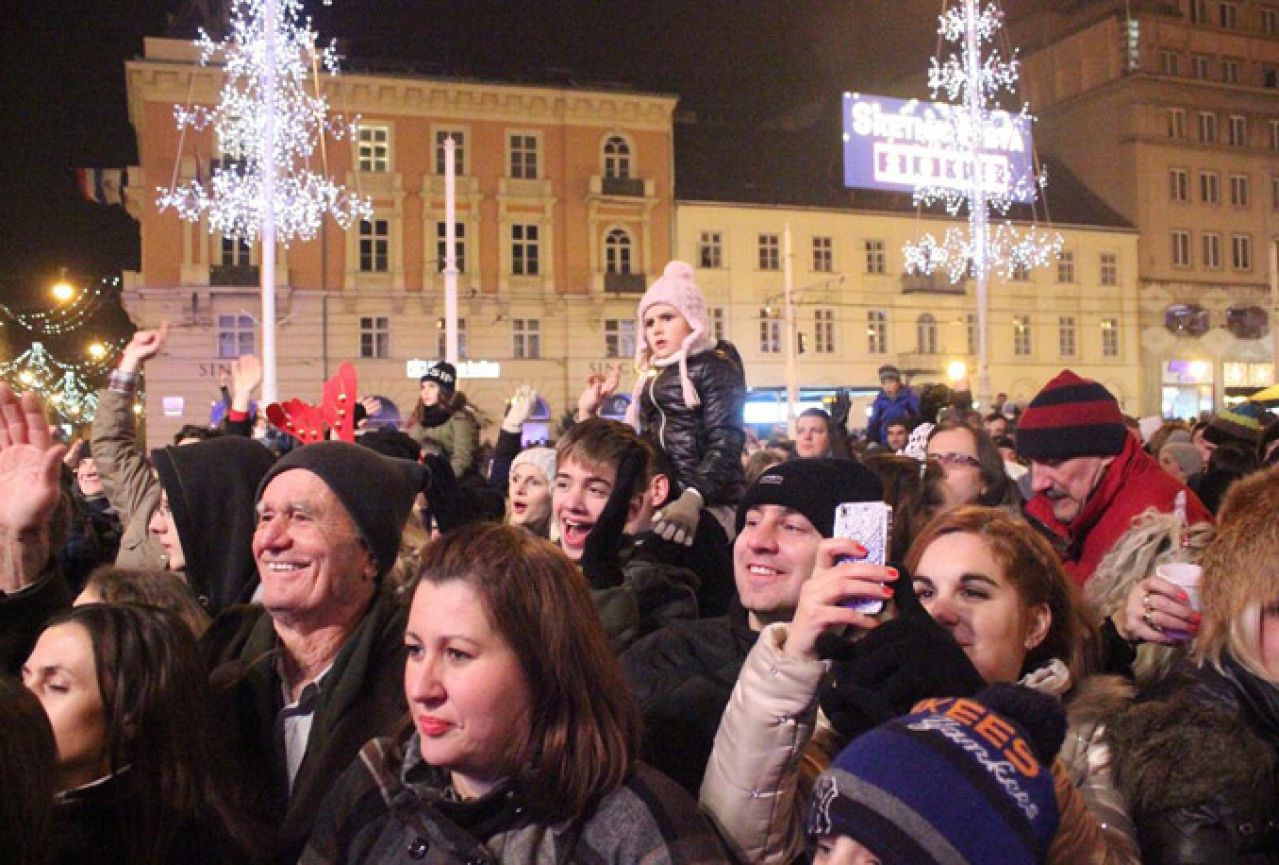 Hrvatska: Zagrepčani na prepunom trgu dočekali 2016.