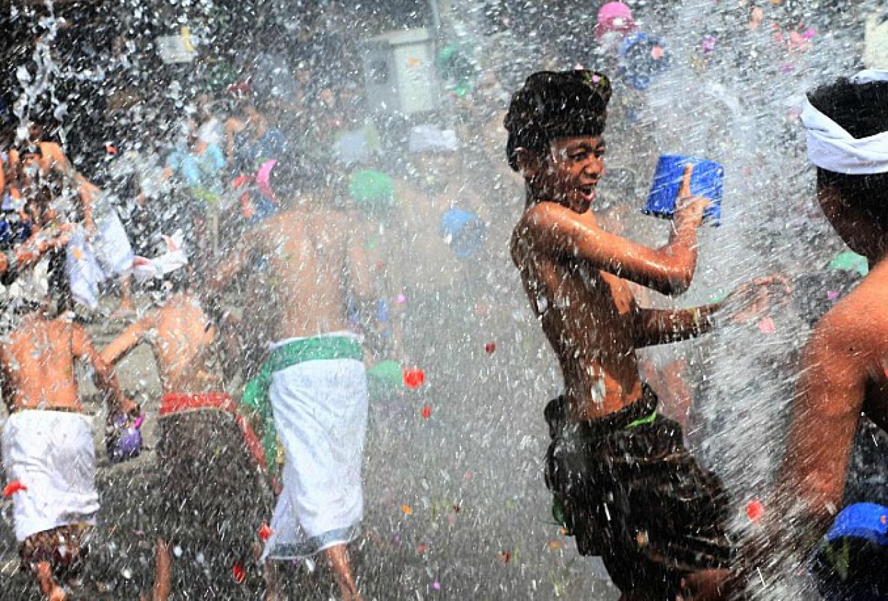Proslava Nove na Baliju: Vodeni rat i festival plesa