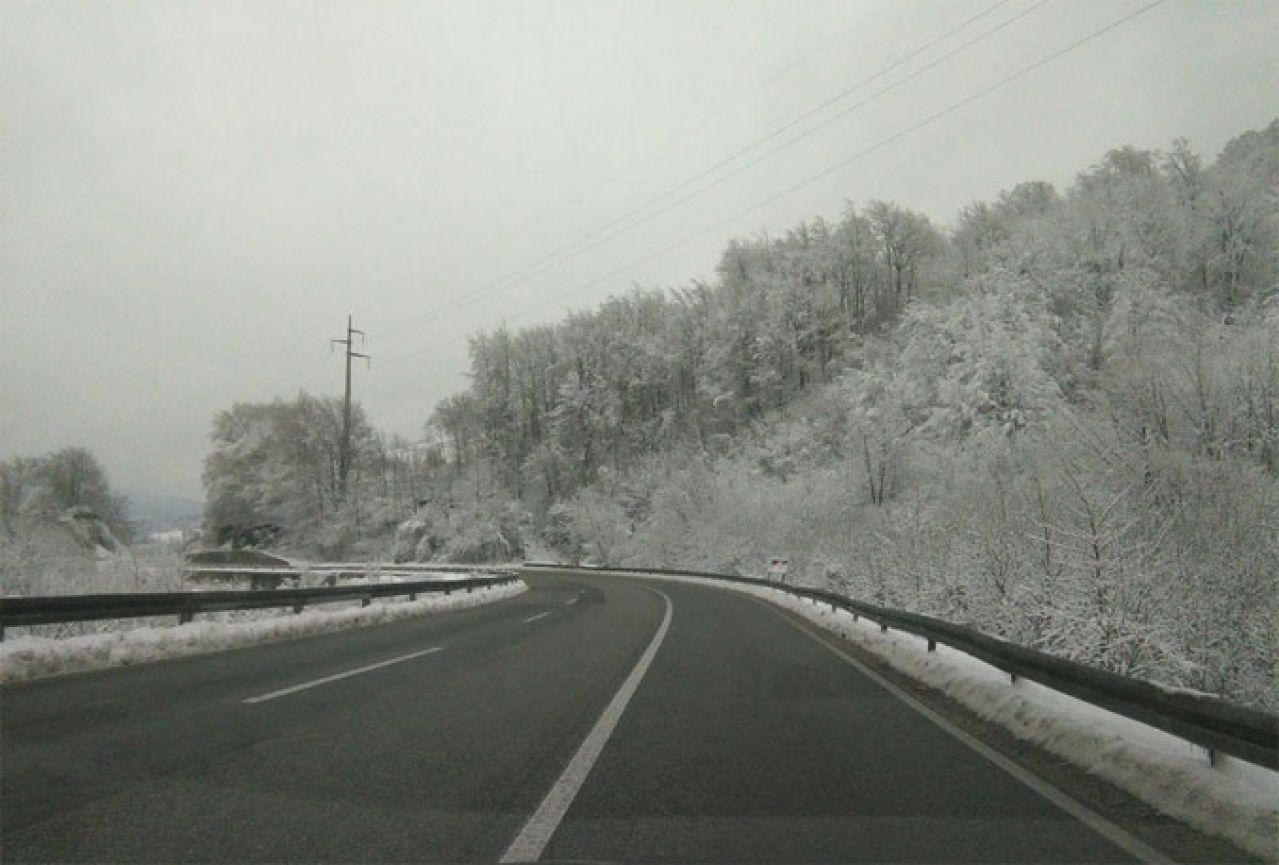VIDEO | Snijeg pada, vozači oprez