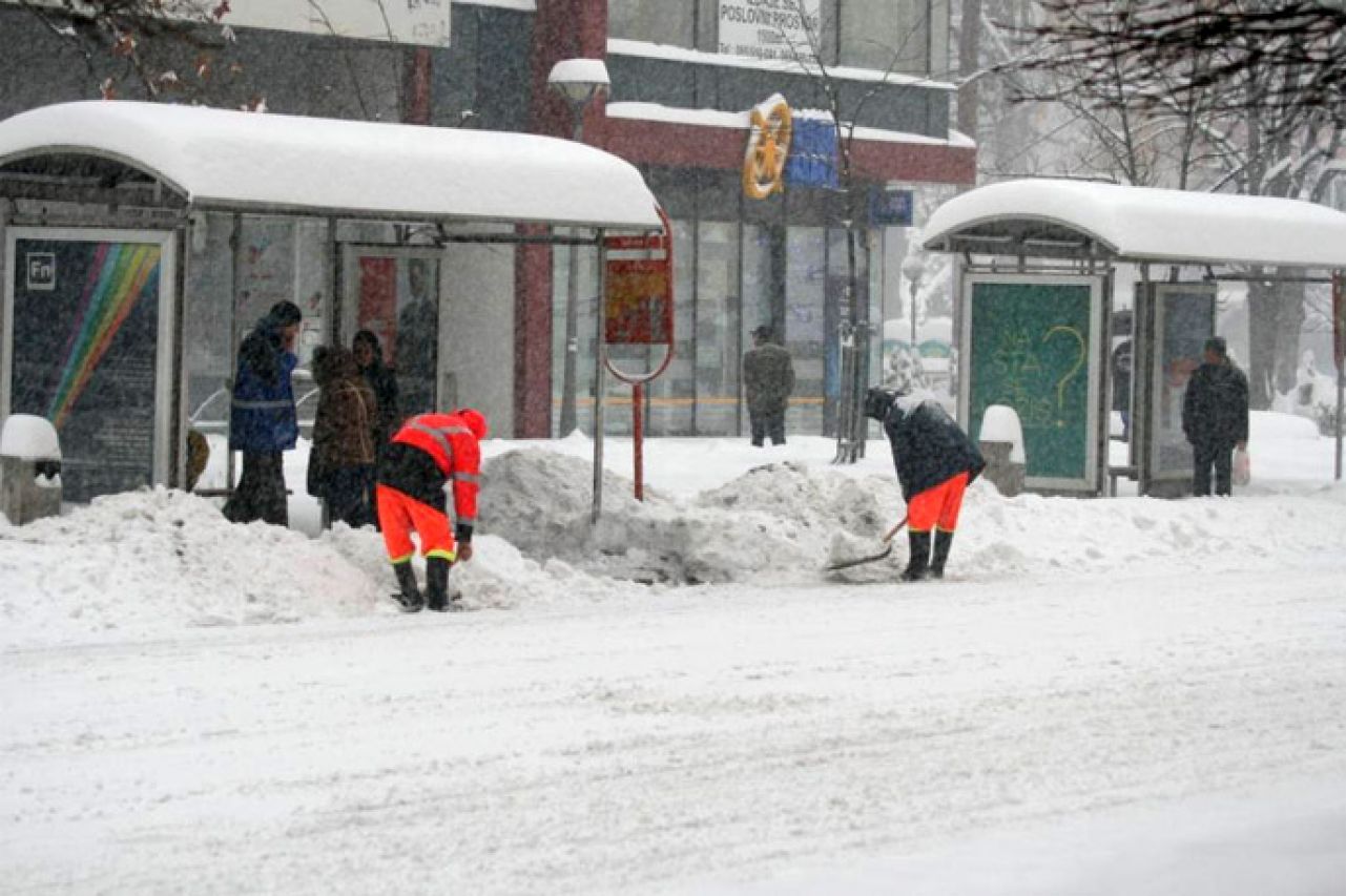 Banja Luka i Sarajevo pod snijegom, ceste se čiste, promet usporen i otežan