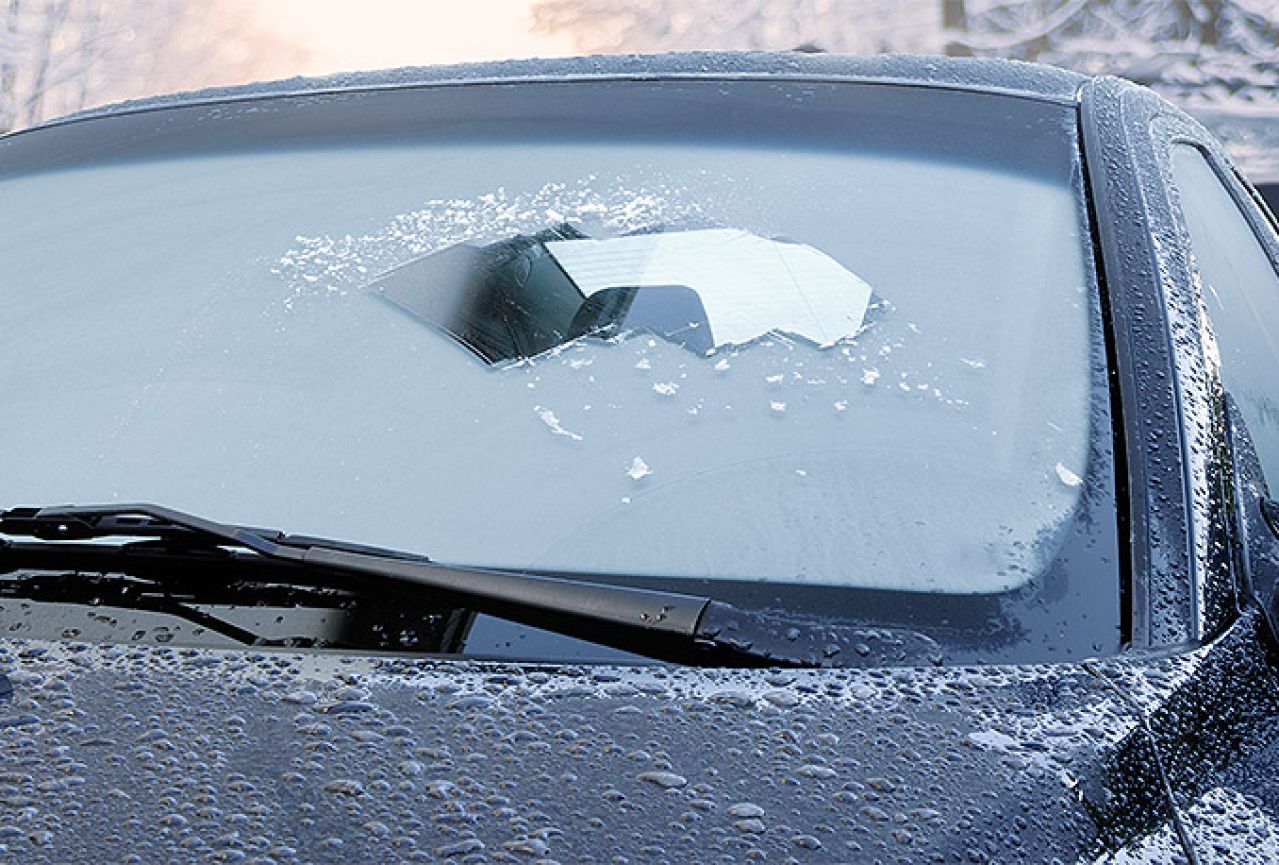 Jednostavno očistite staklo automobila od leda
