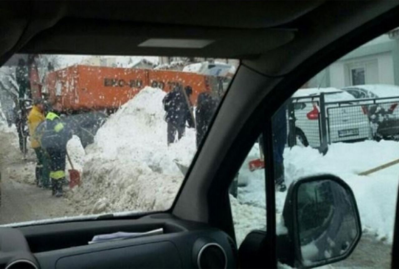 Komunalci očistili snijeg u dvorištu ministrice prostornog uređenja RS