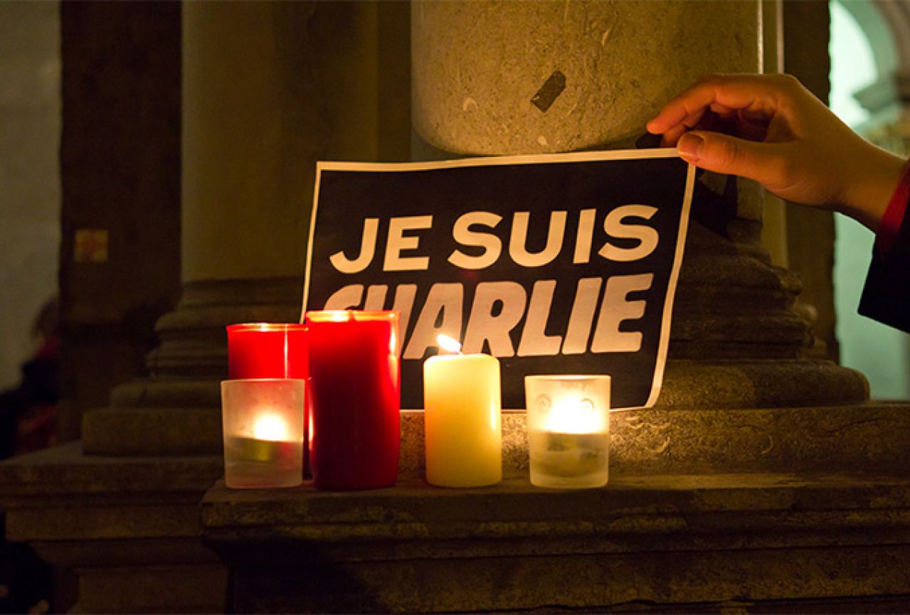 U Parizu otkrivena ploča u znak sjećanja na žrtve terorističkog napada na Charlie Hebdo