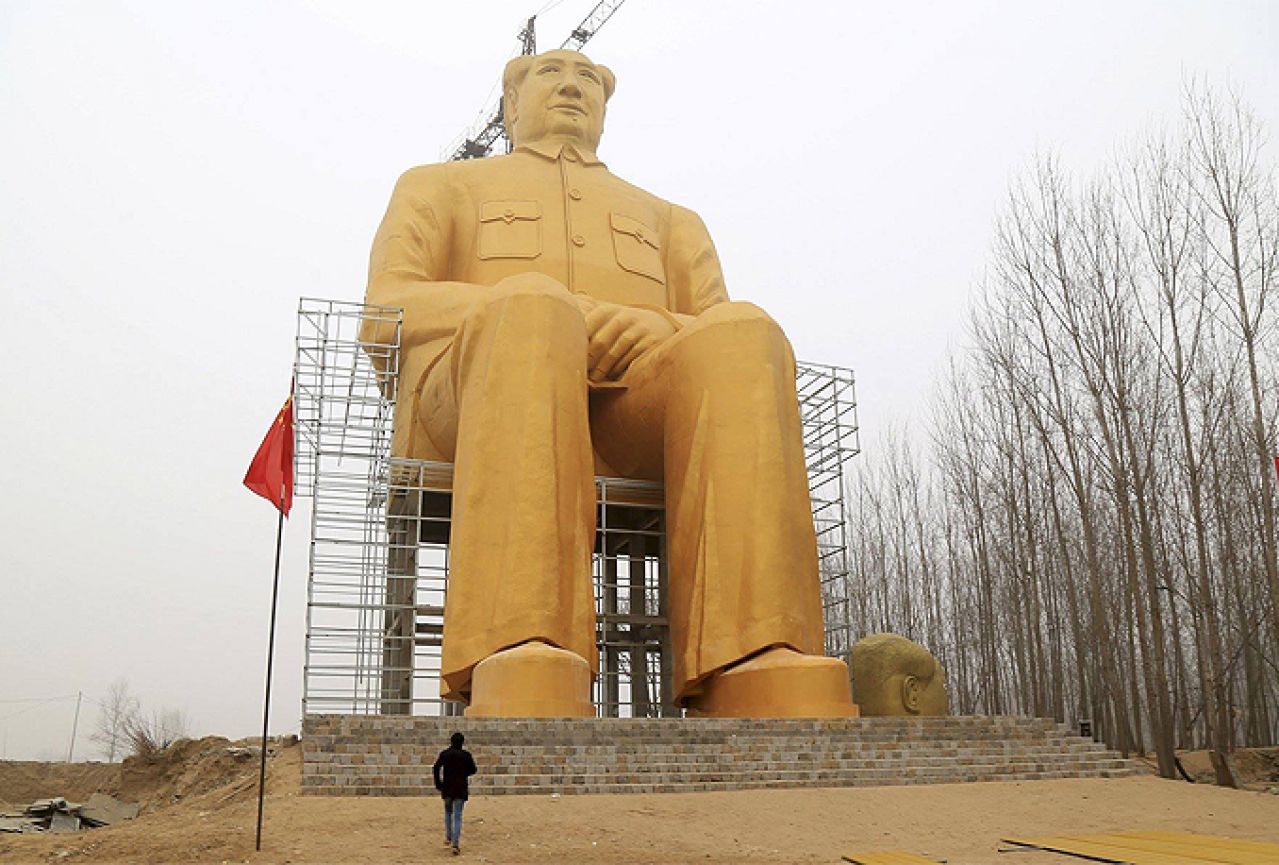 Kinezi izradili golemu zlatnu skulpturu Mao Zedonga