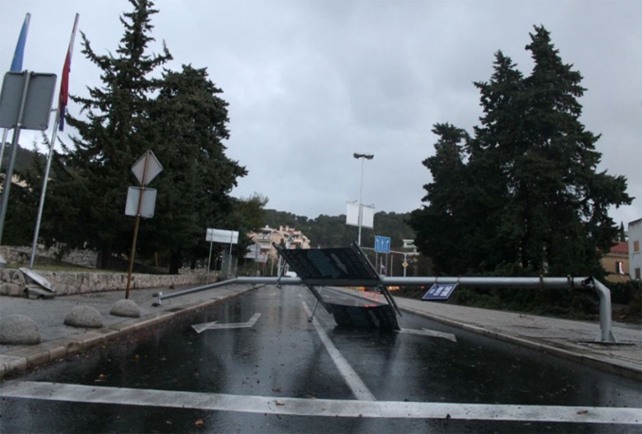 VIDEO | Nevrijeme pogodilo Split: Pijavica čupala semafore, stabla...