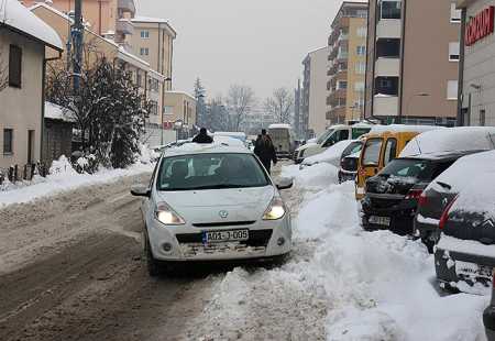https://storage.bljesak.info/article/144238/450x310/banja-luka-snijeg-ulica.jpg