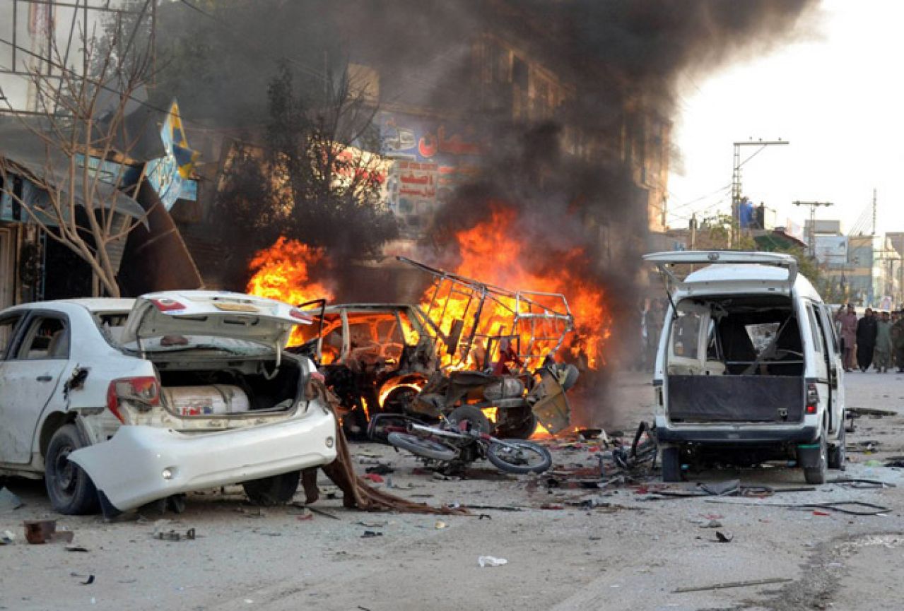 Auto-bombom napadnut policijski centar - na desetine mrtvih, preko storinu ranjenih
