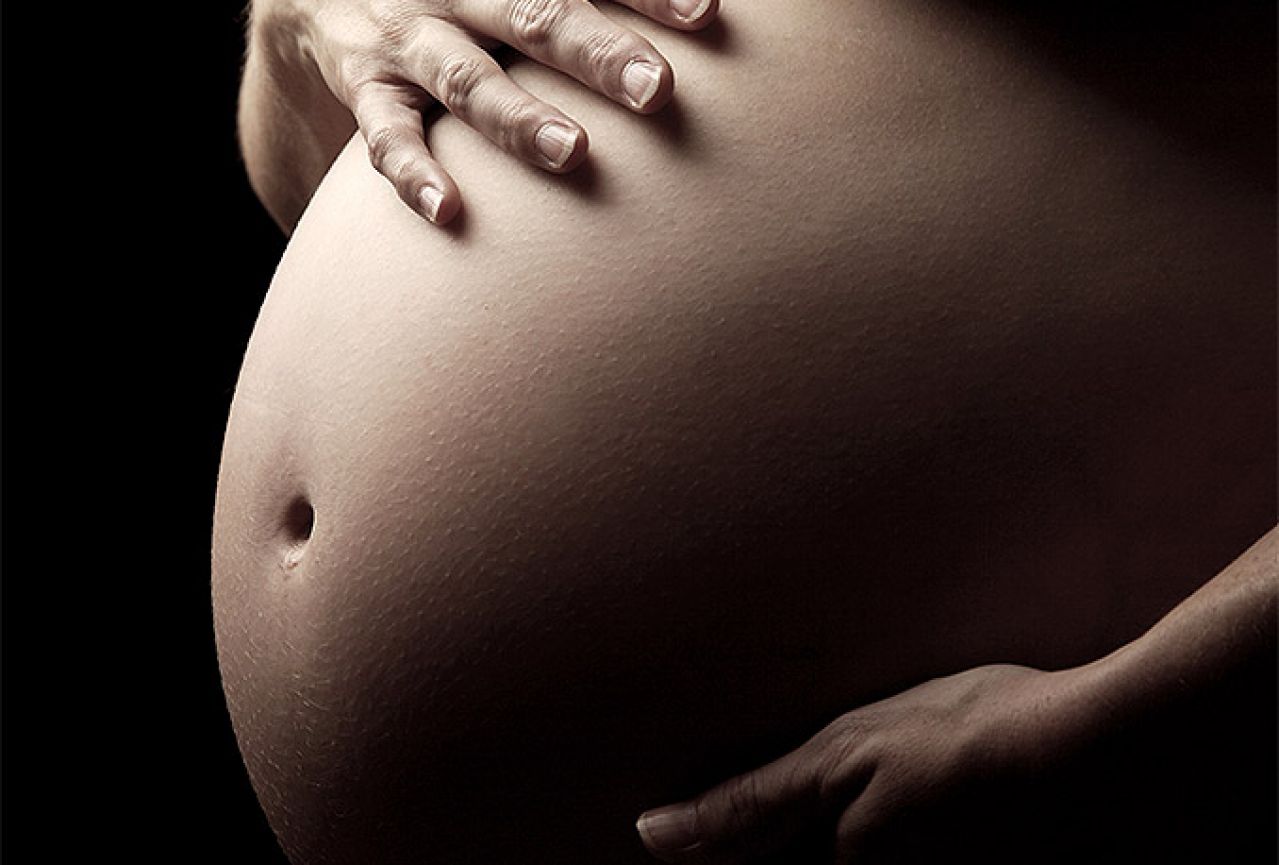Talijanski ministar: Surogat majčinstvo je seksualni prekršaj
