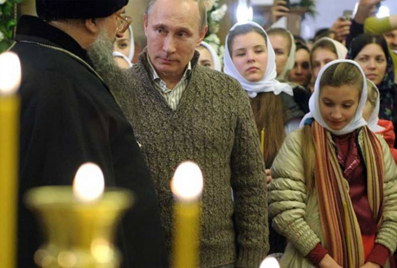 Putin na liturgiji u seoskoj crkvi: Želim vam uspjeh u dobrim djelima