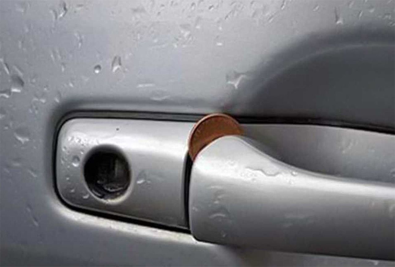 Novčić u vratima automobila znak je da ste na meti kradljivaca
