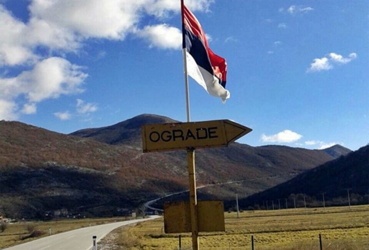 Trebinje: Prerezali stub i odnijeli zastavu Republike Srpske