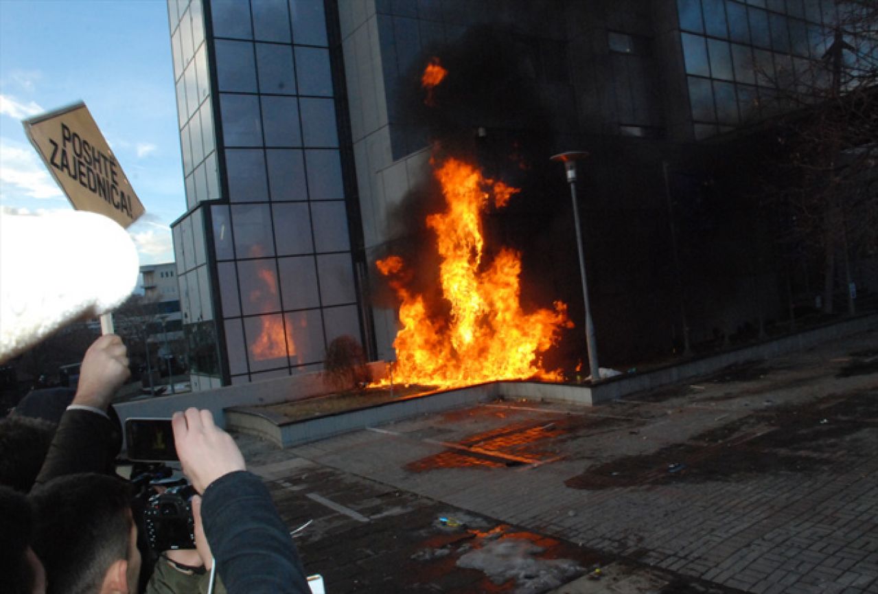 Kaos u Prištini: Gori zgrada Vlade, policija suzavcem rastjerala prosvjednike