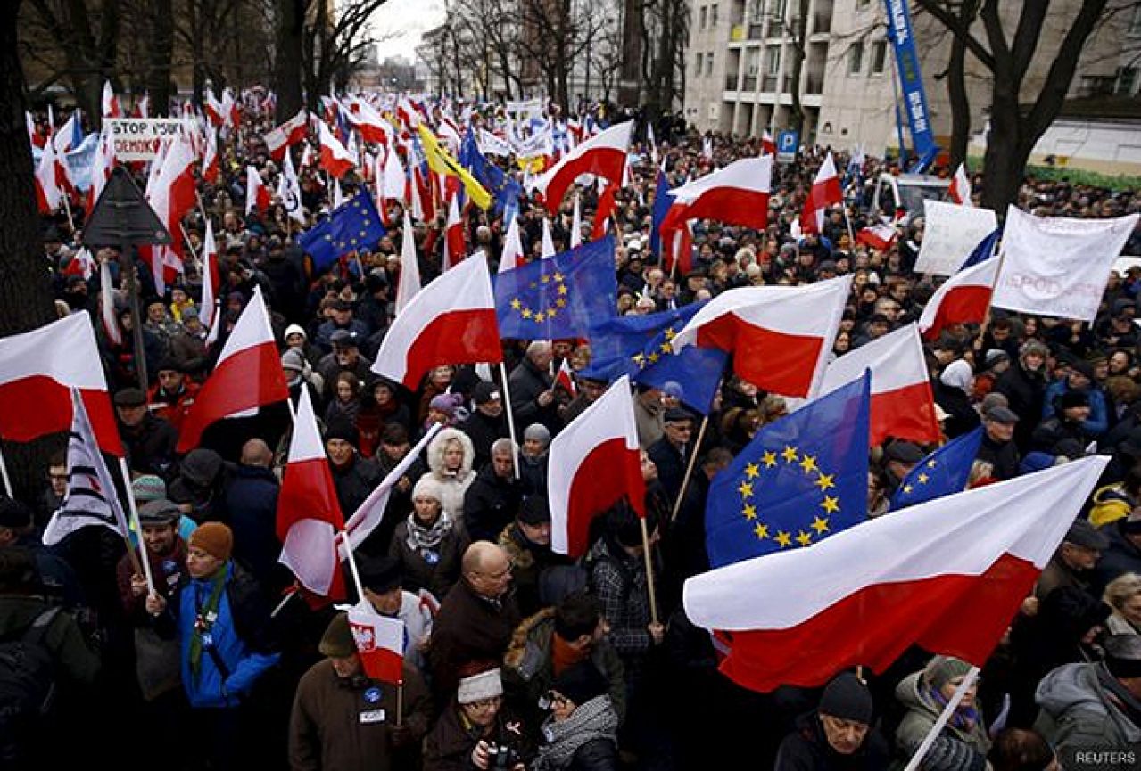 Tisuće Poljaka izišle na ulice u obranu javnih medija