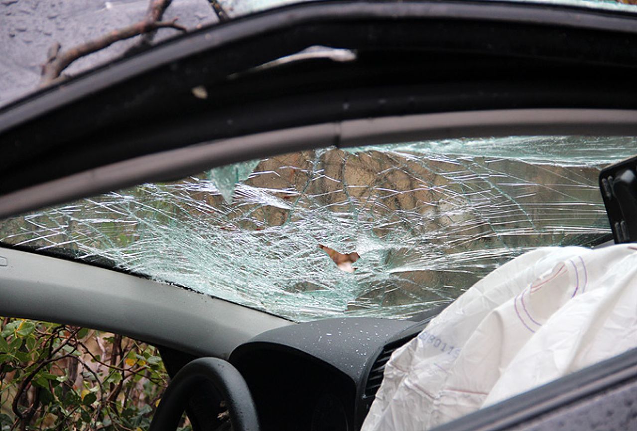 Prometne nesreće u HNŽ: Dvije osobe teško ozlijeđene; Ukraden Audi u Mostaru